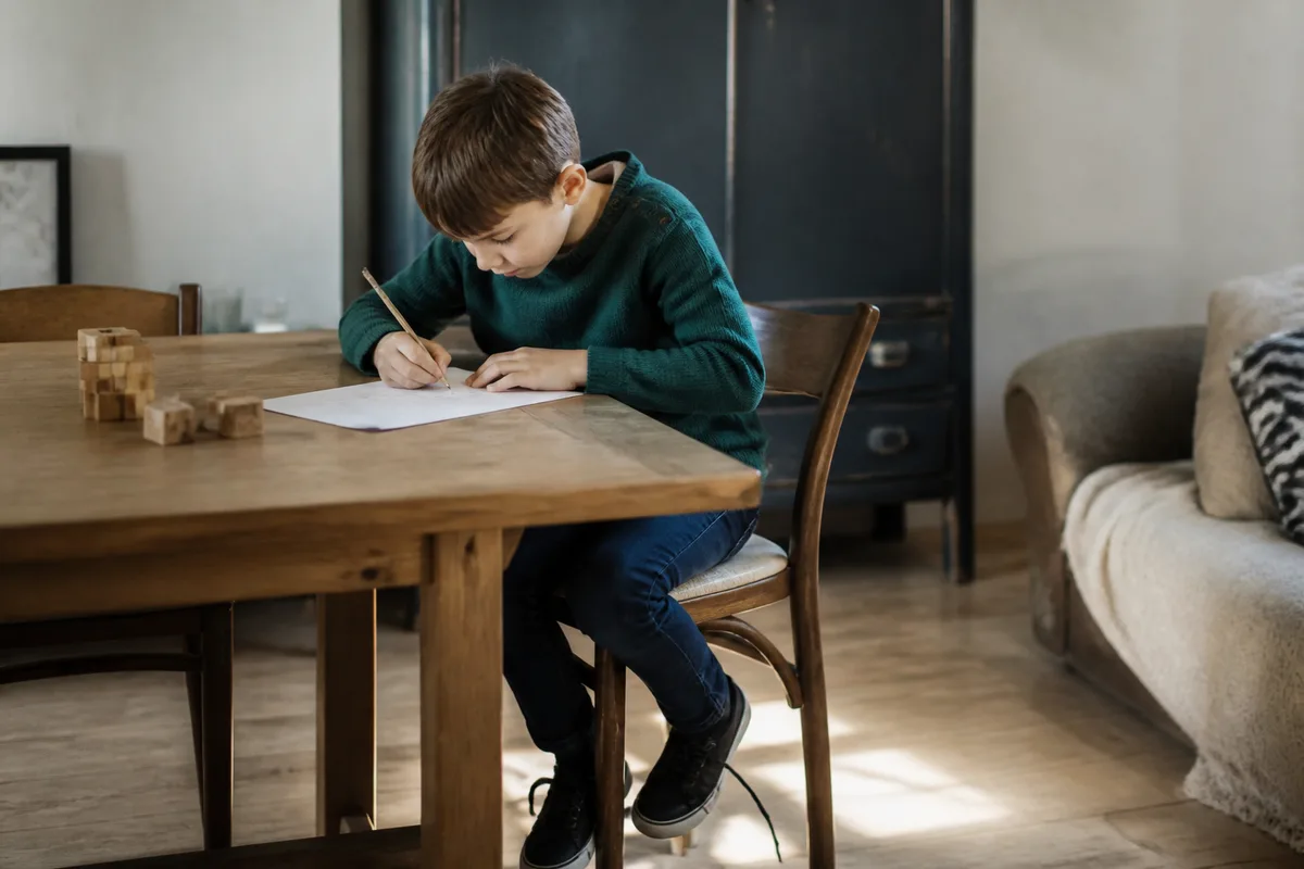 Enfant réalisant une activité de motricité fine pouvant révéler des signes de troubles psychomoteurs